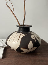 Load image into Gallery viewer, Chulucanas Peruvian Clay Vase
